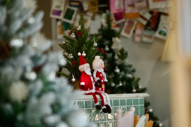 holiday displays in nyc